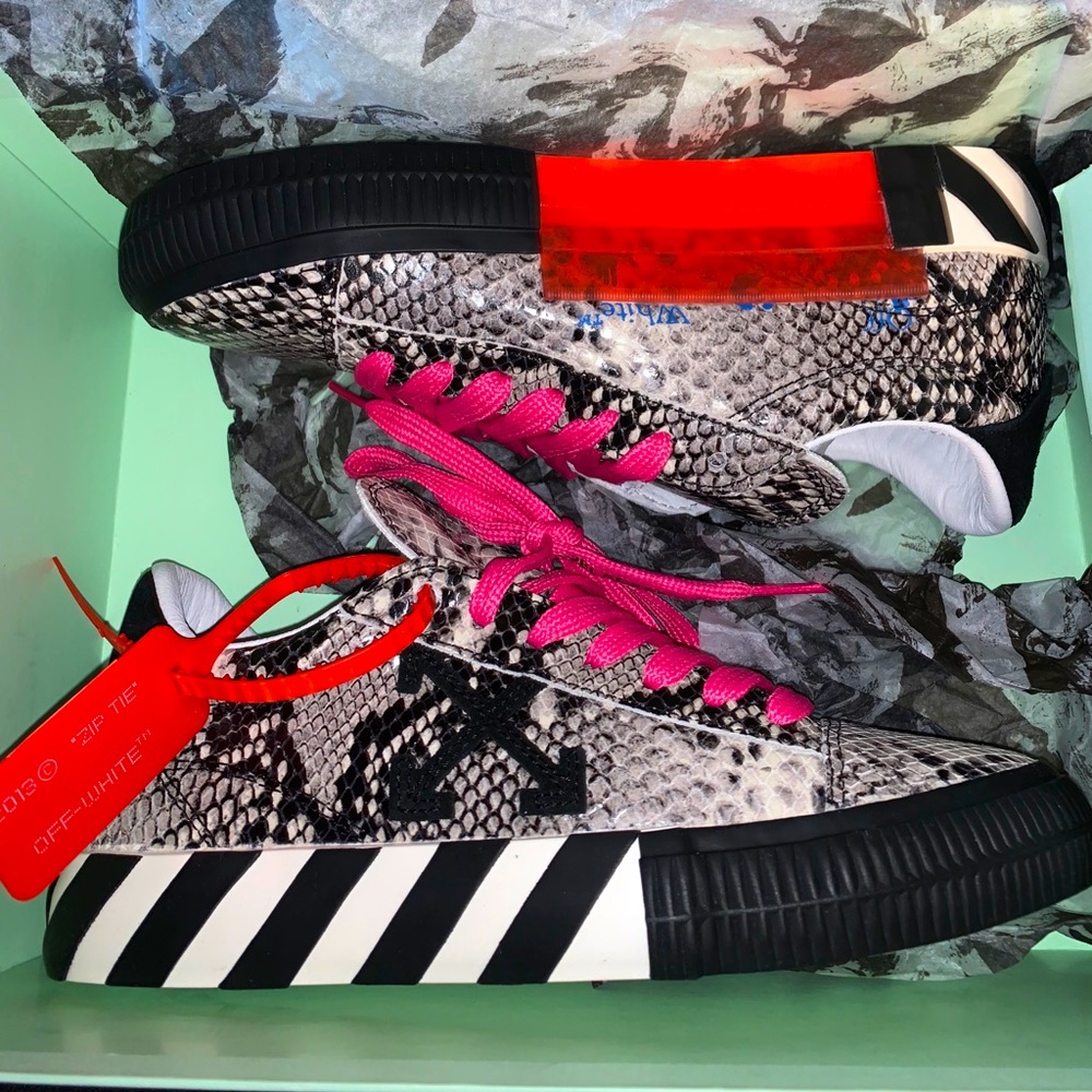 OFF-WHITE SNEAKERS